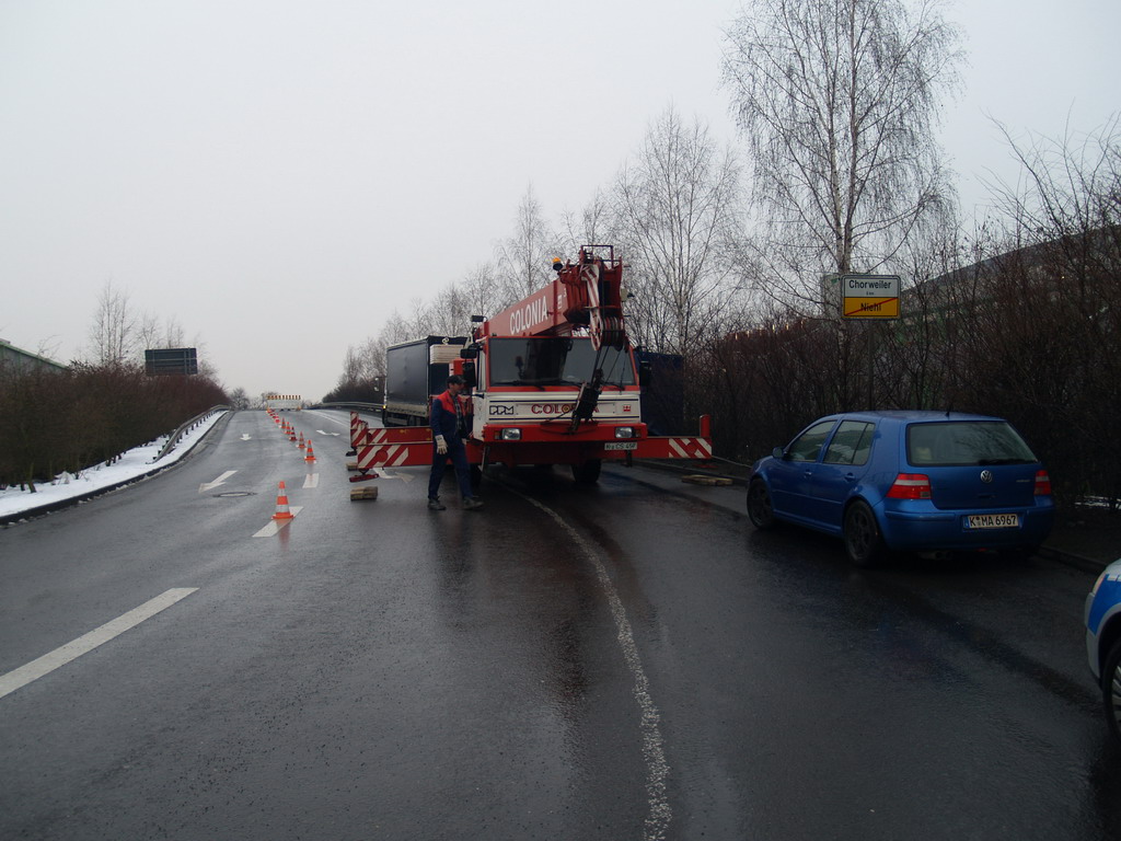 LKW Anhaenger umgekippt Koeln Niehl Geestemuenderstr Industriestr P20.JPG